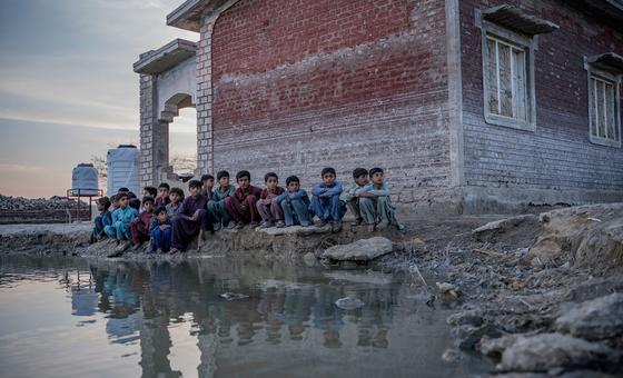 Pakistan : près de 4 millions d'enfants vivent toujours près d'eaux de crue stagnantes et contaminées (UNICEF)